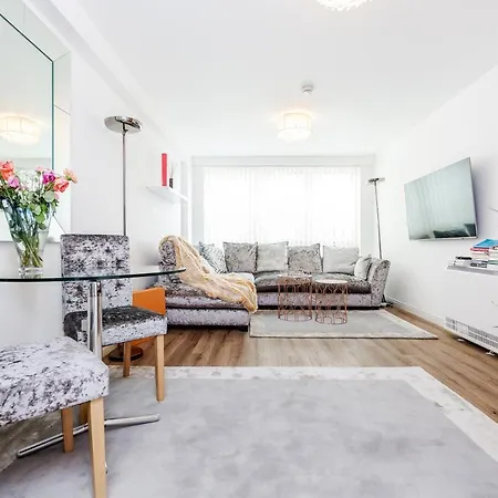 *Spacious-Modern One Bed Flat. Riverside Location*